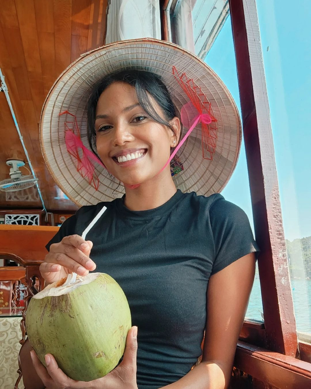 Hình ảnh Alexandrine Belle-Etoile khi tham quan vịnh Hạ Long.