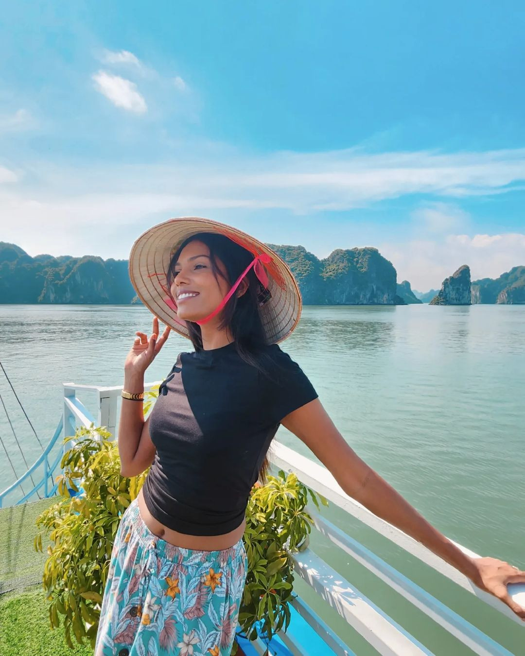 Hình ảnh Alexandrine Belle-Etoile khi tham quan vịnh Hạ Long.