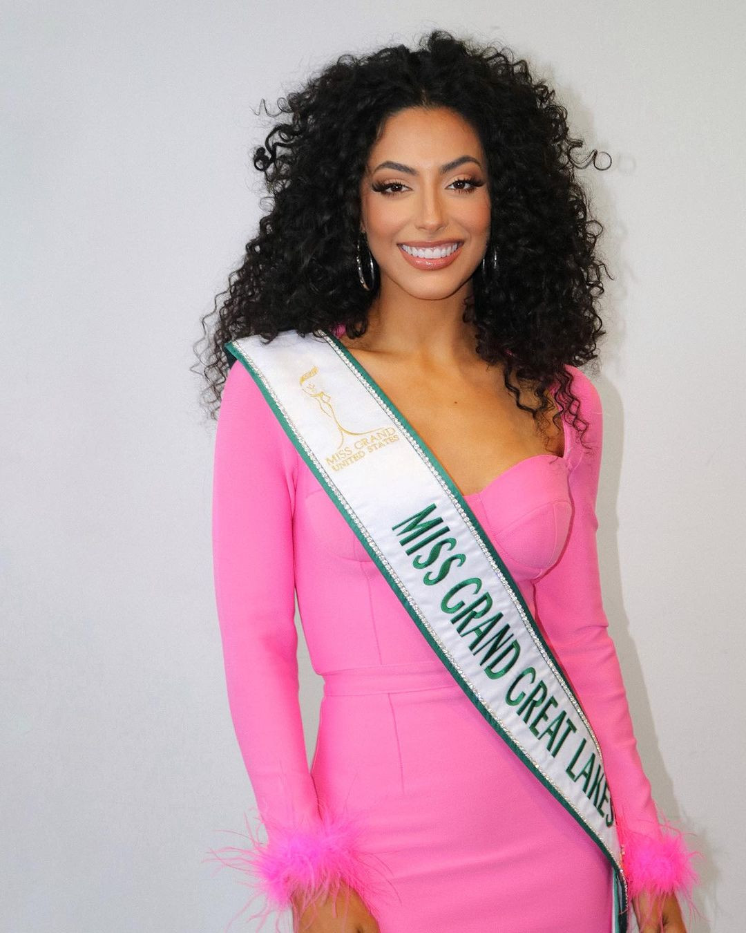 Người đẹp chia sẻ sau khi đăng quang: ''Tôi là phụ nữ hướng ngoại và sáng tạo với kiến thức toàn diện về ngành thời trang và làm đẹp. Tôi là người làm việc chăm chỉ và muốn đóng góp cho một tập thể vững mạnh".