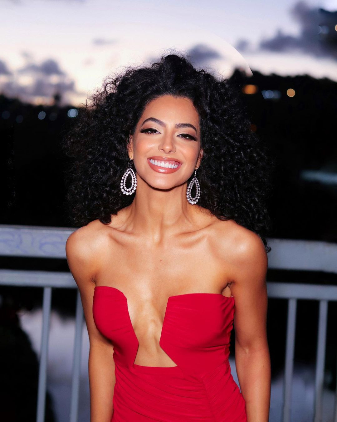 Tuy không có chiều cao nổi trội, Sthephanie được đánh giá là có hình thể cân đối, nhan sắc cá tính đúng tiêu chí cuộc thi Hoa hậu Hòa bình.