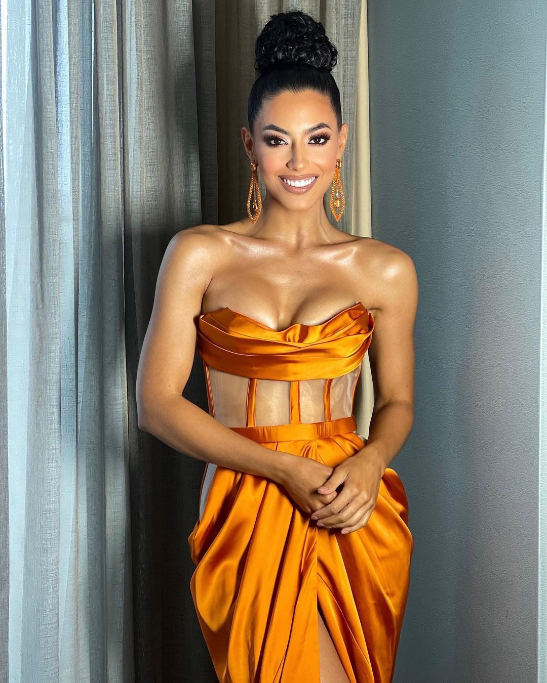 Sthephanie sinh năm 1993, là người gốc Puerto Rico và sang Mỹ định cư từ năm 5 tuổi. Ở tuổi 30, Sthephanie thuộc nhóm thí sinh nhiều tuổi nhất của cuộc thi năm nay. Trên các diễn đàn sắc đẹp, nhiều người chê bai cô đã quá già để thi thố nhan sắc. Mặc dù vậy, vẫn có nhiều khán giả ủng hộ người đẹp, cho rằng cô xứng đáng đăng quang sau nhiều năm theo đuổi giấc mơ thi nhan sắc.