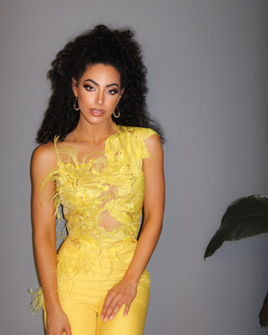 Tuy không có chiều cao nổi trội, Sthephanie được đánh giá là có hình thể cân đối, nhan sắc cá tính đúng tiêu chí cuộc thi Hoa hậu Hòa bình.