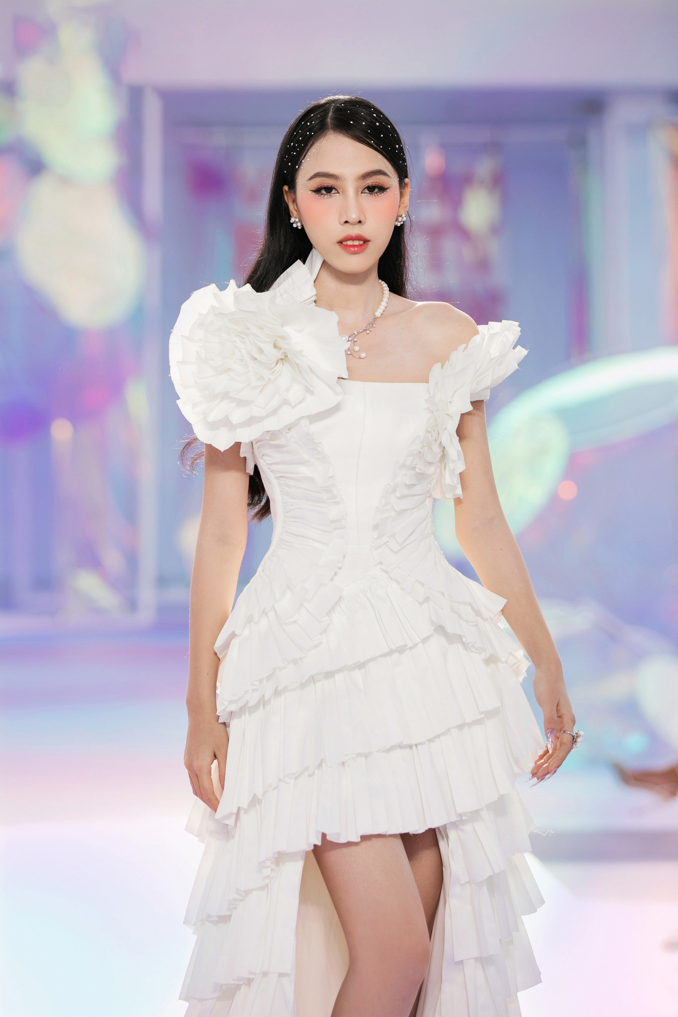 Catwalk không phải là thế mạnh của người đẹp, tuy nhiên Ngọc Hằng vẫn ghi điểm trong mỗi lần trình diễn trên sàn thời trang. Cô có cách trình diễn thanh thoát, nhẹ nhàng, thích hợp với những bộ trang phục thanh lịch.