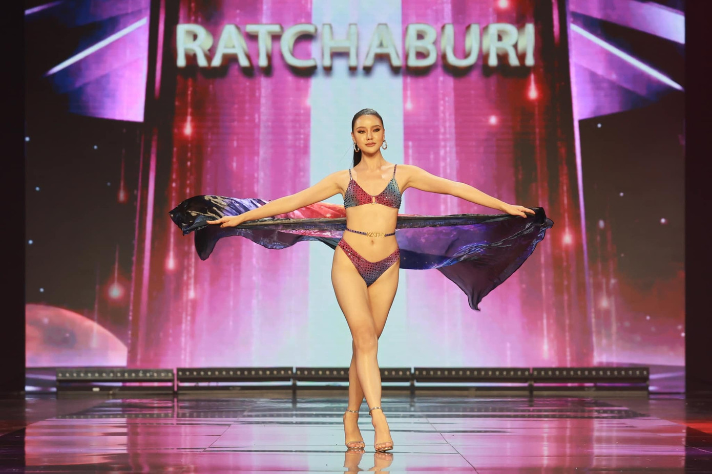 Trang phục bikini năm nay được khán giả đánh giá cao, tôn được vẻ đẹp hình thể của thí sinh.