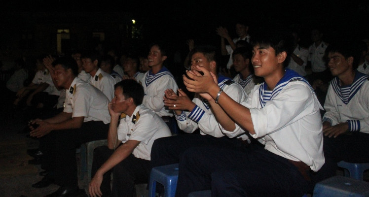 Các chiến sĩ hòa chung niềm vui