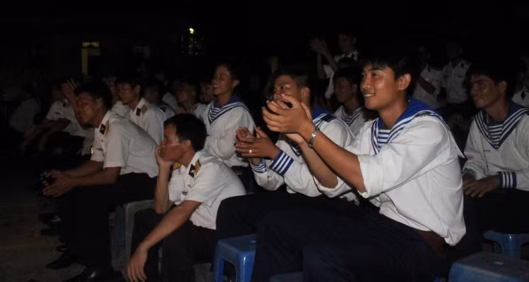 Các chiến sĩ hòa chung niềm vui
