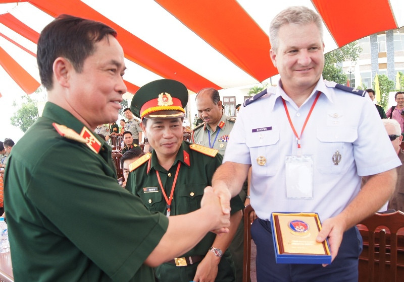 Sau cuộc diễn tập, Tư lệnh Binh chủng Công binh tặng kỷ vật cho các trưởng đoàn tham gia hội nghị EWG-HADR (trong ảnh là trưởng đoàn Hoa Kỳ) 