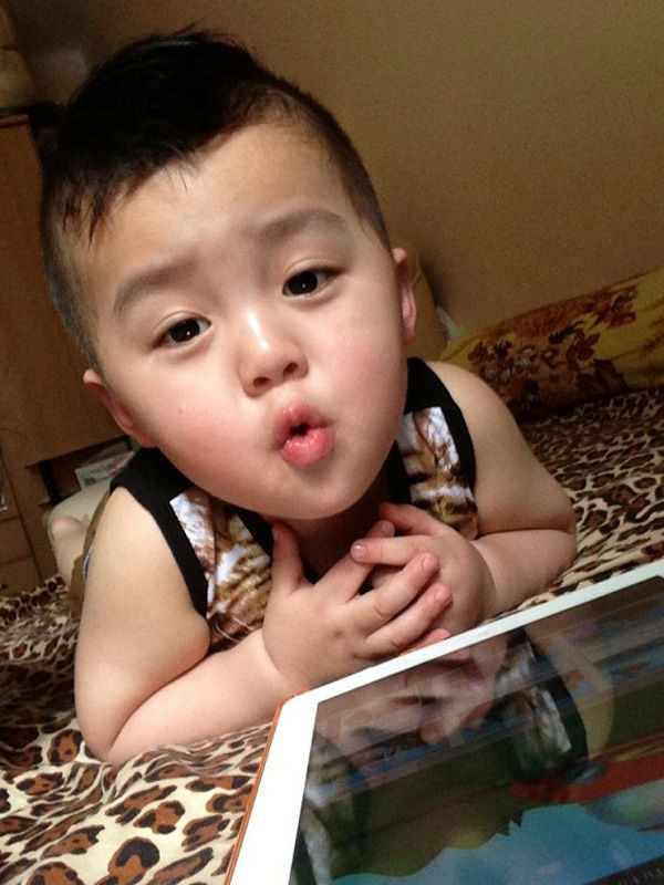 Cậu bé đáng yêu này tên là Tommy Lê. Cậu mới chỉ 2 tuổi nhưng sở hữu phong cách thời trang sành điệu. Có bố mẹ đều là người Việt và hiện tại đang sinh sống tại nước ngoài nên cậu bé rất thích thú mỗi lần được về Việt Nam