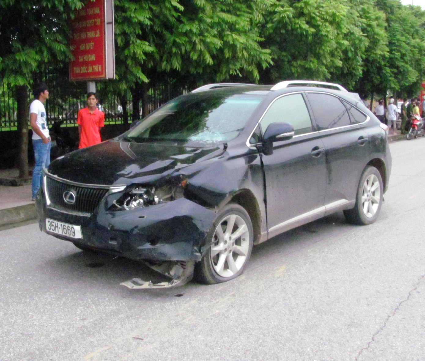 Chiếc ô tô sau khi va chạm