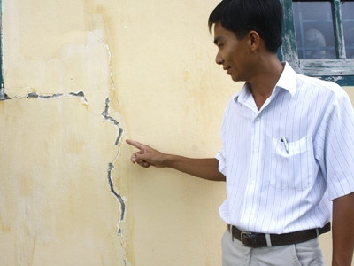 Nhà người dân bị nứt vì động đất