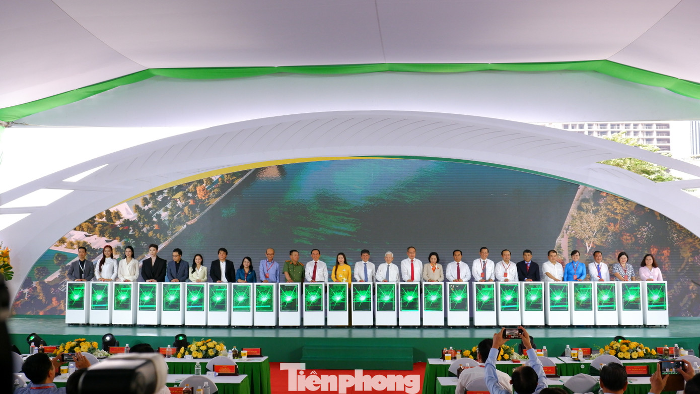 Các đại biểu thực hiện nghi thức khởi công cầu đi bộ qua sông Sài Gòn. Ảnh: Hữu Huy