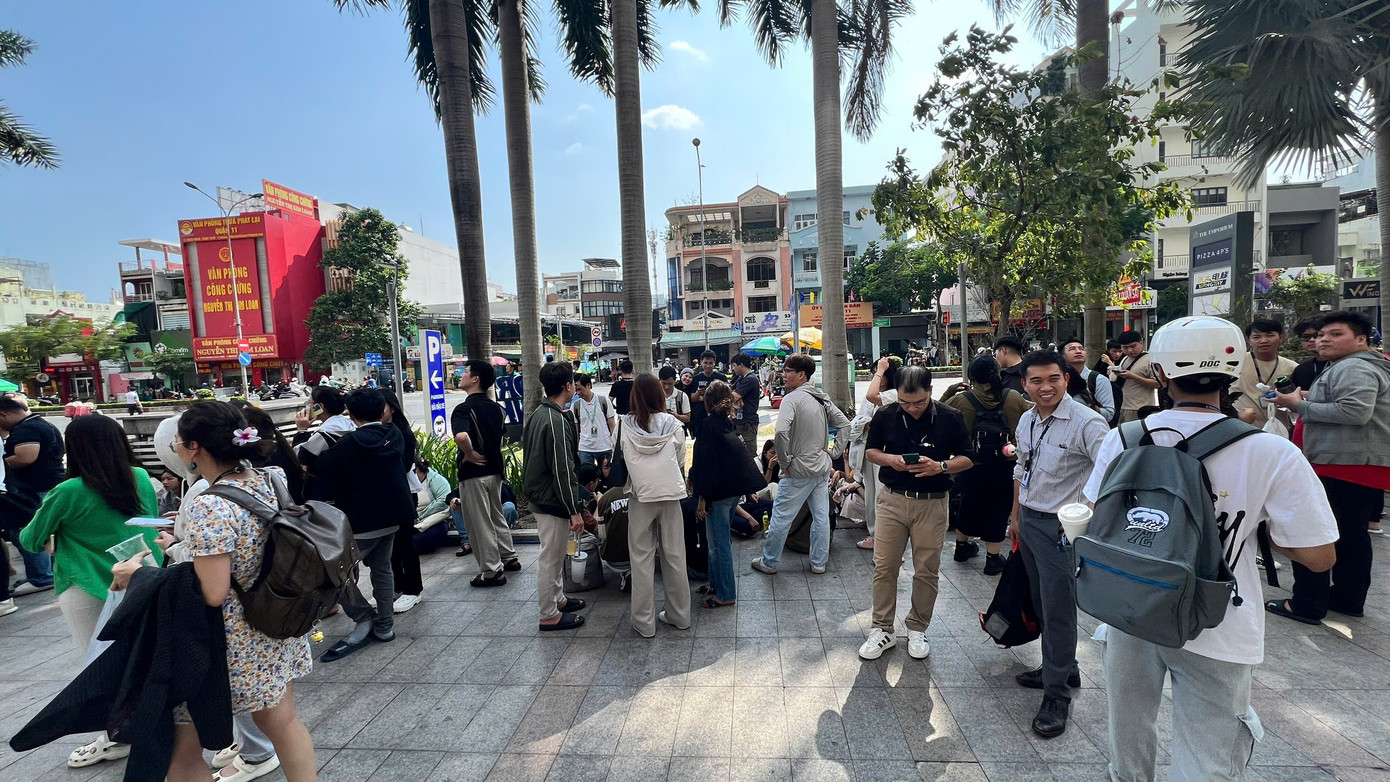 Chia sẻ với PV, nhiều người dân cho biết họ vẫn còn cảm thấy bất an vì không biết còn khả năng xảy ra đợt rung lắc tiếp theo không. Chia sẻ với PV, nhiều người dân cho biết họ vẫn còn cảm thấy bất an vì không biết còn khả năng xảy ra đợt rung lắc tiếp theo không.