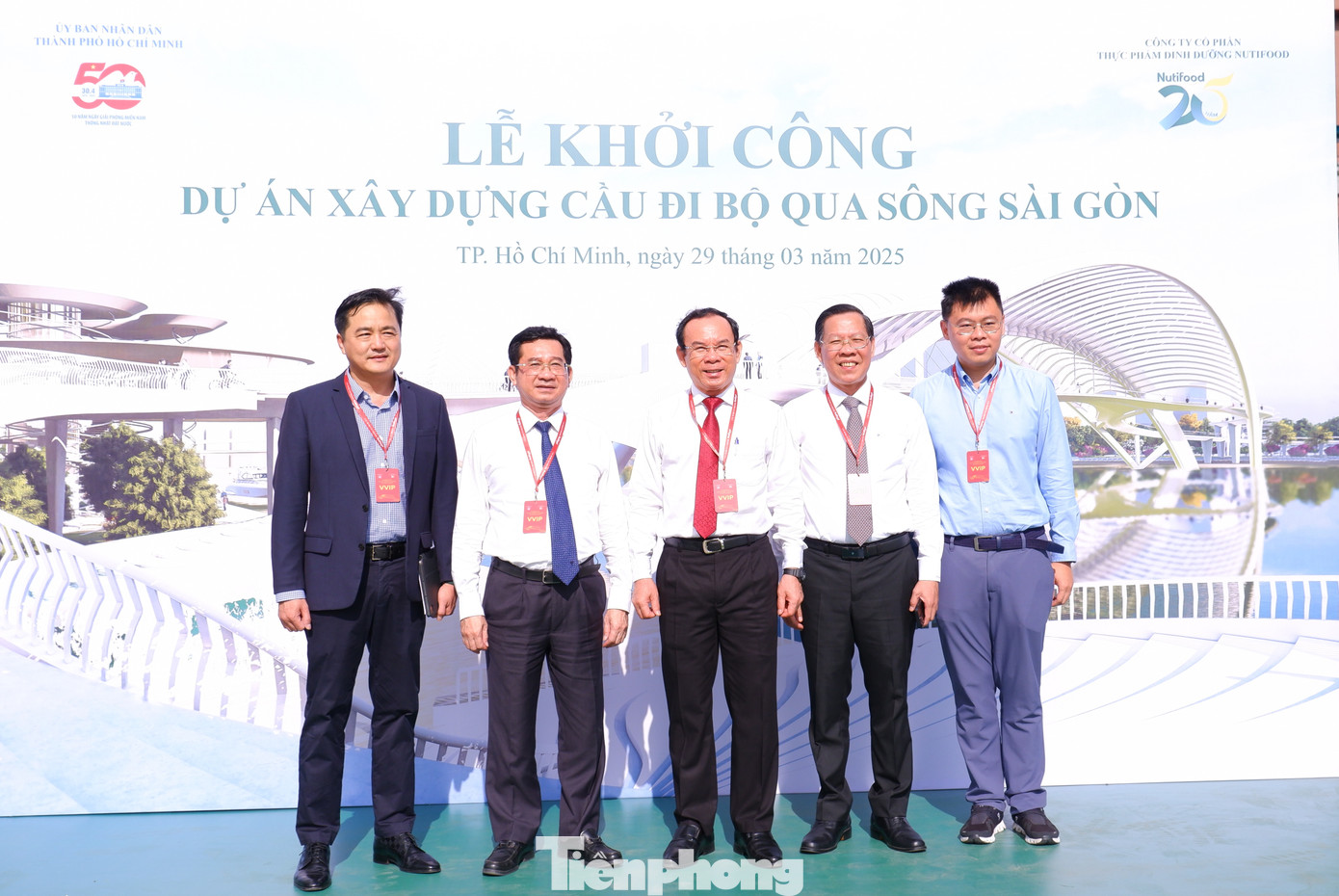 Bí thư Thành ủy TPHCM Nguyễn Văn Nên (giữa) cùng các đại biểu chụp ảnh lưu niệm tại lễ khởi công. Ảnh: Hữu Huy