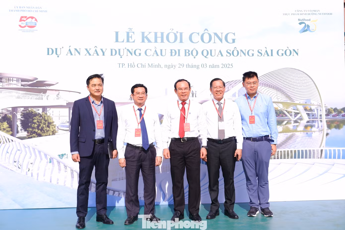 Bí thư Thành ủy TPHCM Nguyễn Văn Nên (giữa) cùng các đại biểu chụp ảnh lưu niệm tại lễ khởi công. Ảnh: Hữu Huy Bí thư Thành ủy TPHCM Nguyễn Văn Nên (giữa) cùng các đại biểu chụp ảnh lưu niệm tại lễ khởi công. Ảnh: Hữu Huy