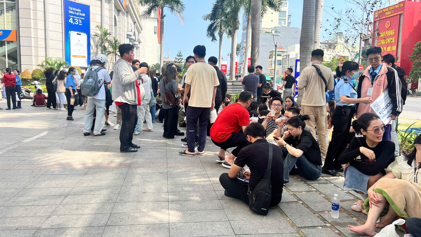 Trước sảnh một tòa nhà cao tầng trên đường Lê Đại Hành, quận 11, nhiều người bày tỏ sự lo lắng khi nơi mình sinh sống, làm việc bị rung lắc. Trước sảnh một tòa nhà cao tầng trên đường Lê Đại Hành, quận 11, nhiều người bày tỏ sự lo lắng khi nơi mình sinh sống, làm việc bị rung lắc.