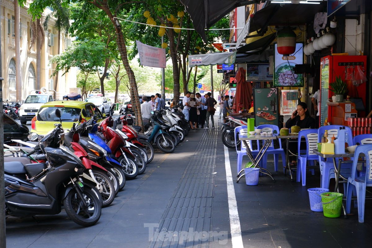 Vỉa hè đường Hải Triều, phường Bến Nghé, quận 1 đang thực hiện thí điểm thu phí. Ảnh: Hữu Huy Vỉa hè đường Hải Triều, phường Bến Nghé, quận 1 đang thực hiện thí điểm thu phí. Ảnh: Hữu Huy