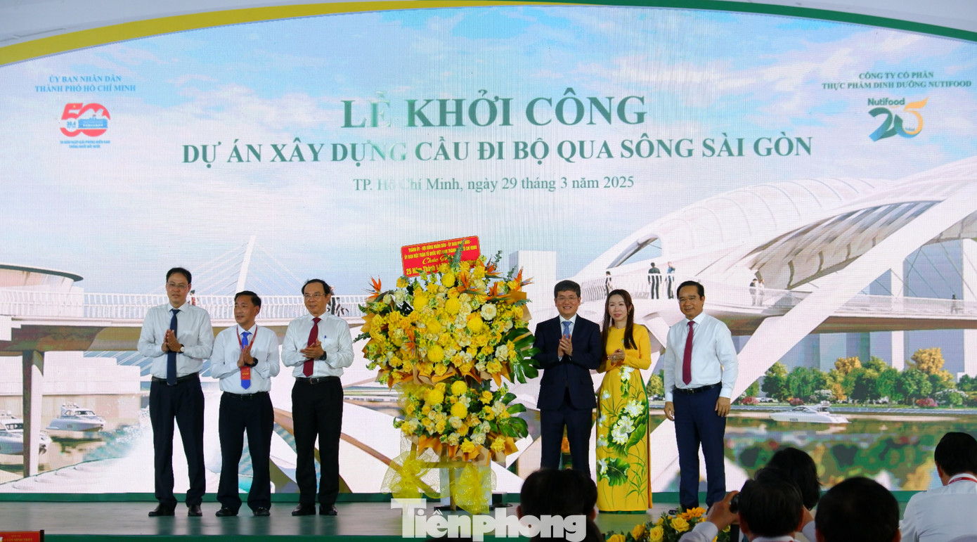 Lãnh đạo Thành ủy, UBND TPHCM tặng hoa chúc mừng Công ty CP Thực phẩm dinh dưỡng Nutifood. Ảnh: Hữu Huy