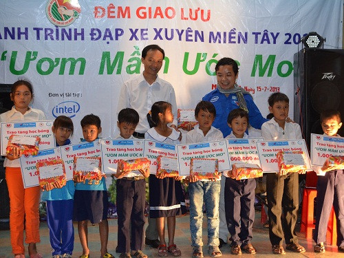 Trao học bổng cho học sinh nghèo hiếu học