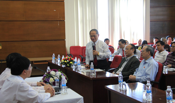 Tiến sĩ Lê Đăng Doanh cho rằng, báo Tiền Phong cần tăng thêm nhiều thông tin về kinh tế thị trường. Ảnh: Trường Phong