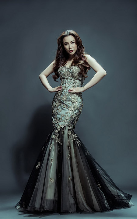 Lặng im sau 2 năm, Hồ Quỳnh Hương bất ngờ trở lại với khán giả bằng album Tĩnh lặng và vị trí giám khảo trong chương trình The X Factor – Nhân tố bí ẩn. Đây là vai trò giám khảo lần đầu tiên Hương Hồ đảm nhận trong chương trình truyền hình thực tế