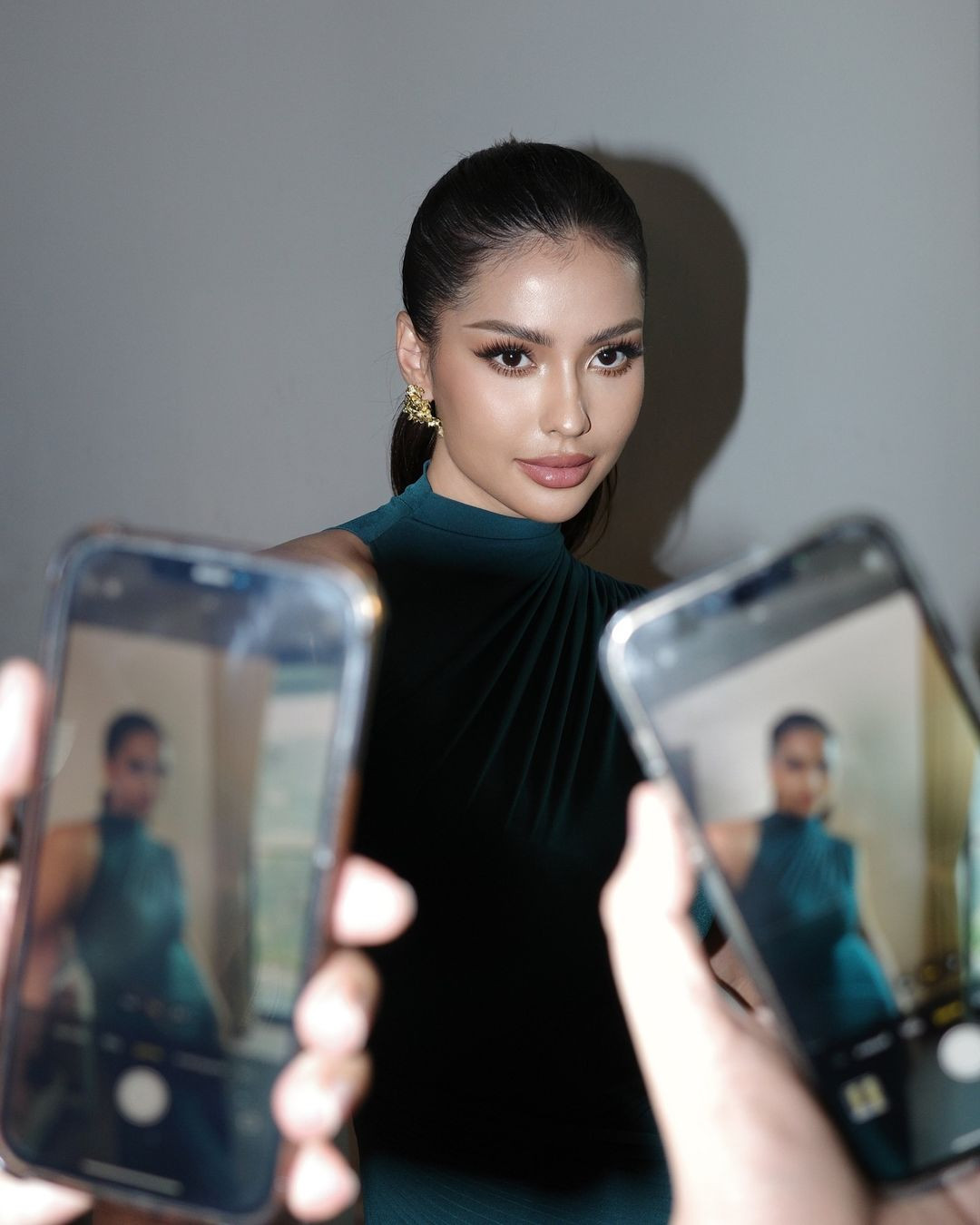 Trong chung kết Hoa hậu Hoàn vũ Thái Lan 2023, Anntonia gây bất ngờ với khả năng ca hát, trình diễn như ca sĩ chuyên nghiệp. Cô cũng nhiều lần thể hiện giọng hát trên truyền hình. Khán giả khuyên người đẹp nên theo đuổi con đường ca hát, diễn xuất.