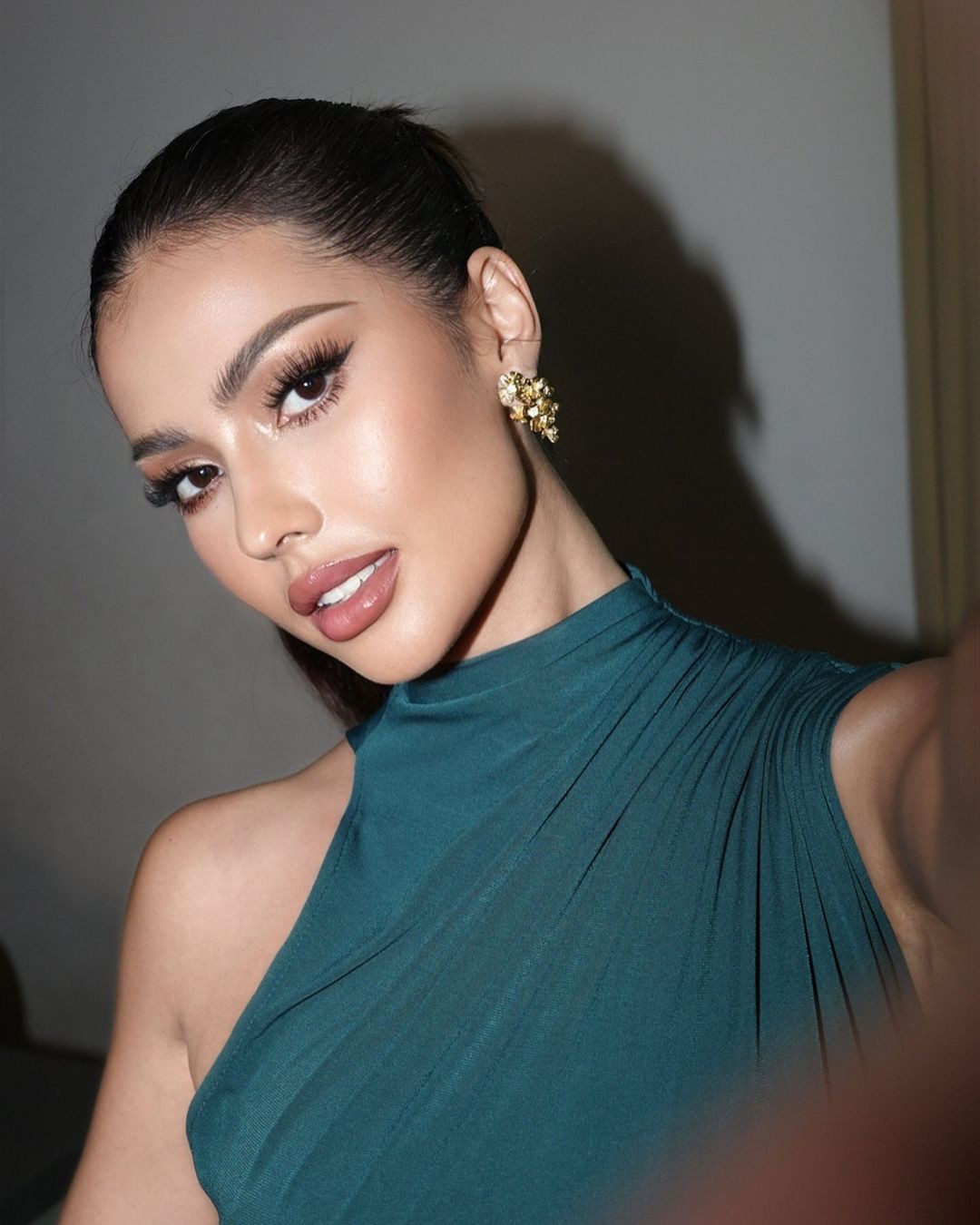 Anntonia Porsild sinh năm 1997, mang hai dòng máu Đan Mạch - Thái Lan với gương mặt xinh đẹp, sống mũi cao và đôi mắt to tròn, cuốn hút.