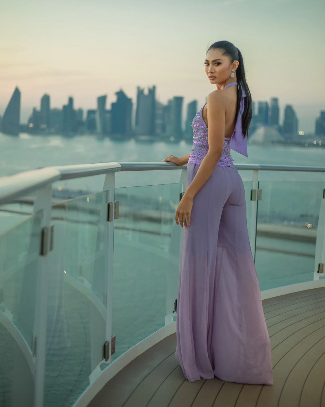 Vào năm 2022, ban tổ chức Hoa hậu Hoàn vũ bỏ giới hạn tuổi dự thi, cho phép phụ nữ đã kết hôn, sinh con và người chuyển giới được tham dự. Kể từ đó, nhiều phụ nữ đã lập gia đình mạnh dạn theo đuổi giấc mơ nhan sắc và đăng ký dự thi.