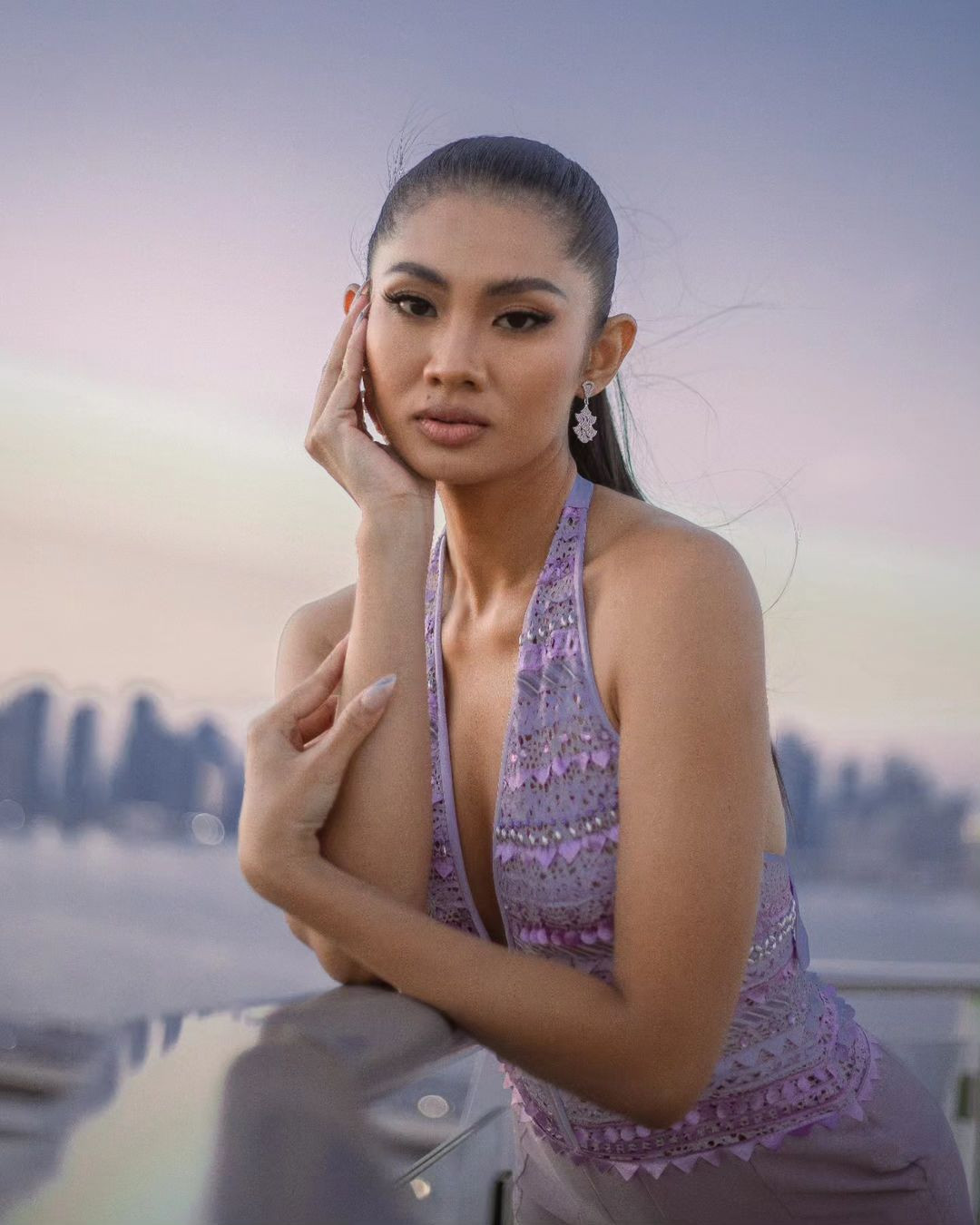 Vào năm 2022, ban tổ chức Hoa hậu Hoàn vũ bỏ giới hạn tuổi dự thi, cho phép phụ nữ đã kết hôn, sinh con và người chuyển giới được tham dự. Kể từ đó, nhiều phụ nữ đã lập gia đình mạnh dạn theo đuổi giấc mơ nhan sắc và đăng ký dự thi.