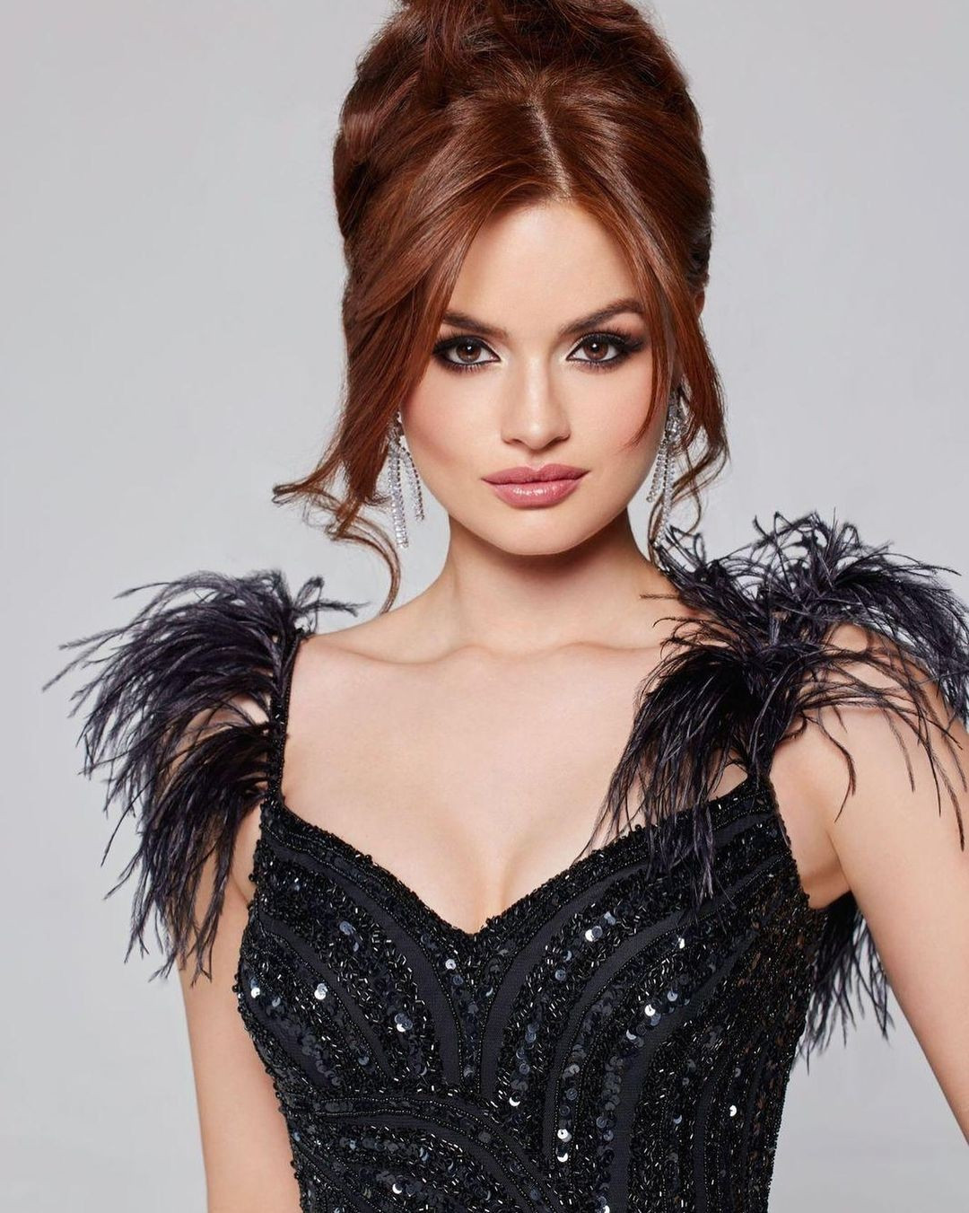 Stephanie Cam là đại diện Honduras tại Hoa hậu Hoàn vũ 2024. Người đẹp năm nay 31 tuổi, cao 1,76 m, hiện là người mẫu quốc tế. Cô đã có một con gái 7 tuổi. Stephanie là người đẹp đã làm mẹ đầu tiên giành được vương miện Hoa hậu Hoàn vũ Honduras.