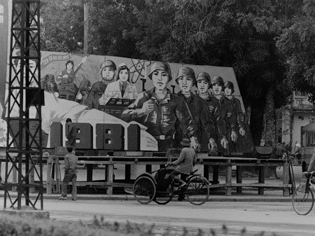 Bức tranh cổ động được chụp năm 1981