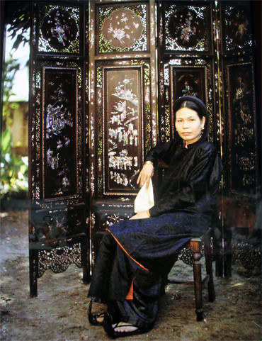  Trong từng bức ảnh, nổi bật lên sự khác biệt giai cấp qua trang phục, đồ đạc. Người nhà giàu mặc lụa là gấm vóc, đồ gỗ trong nhà được chạm khảm tinh xảo