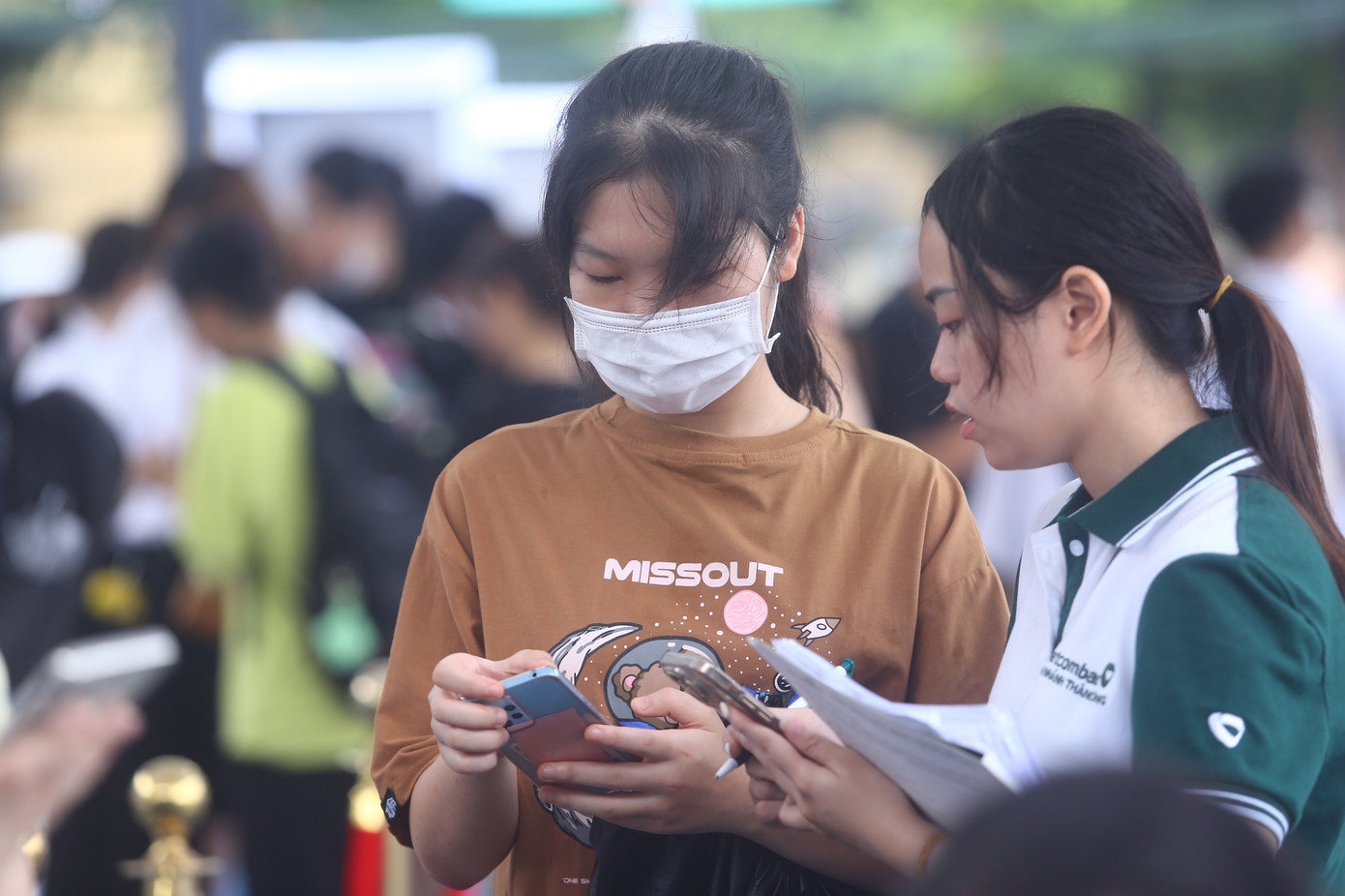 Bước 1, sở hữu 1 tài khoản ngân hàng. Nếu chưa có tài khoản, người tham dự có thể mở tài khoản tại một trong các ngân hàng Vietcombank, Agribank, MB. Việc mở tài khoản có thể thực hiện ngay trên ứng dụng, hoặc trực tiếp tại sự kiện. Bước 1, sở hữu 1 tài khoản ngân hàng. Nếu chưa có tài khoản, người tham dự có thể mở tài khoản tại một trong các ngân hàng Vietcombank, Agribank, MB. Việc mở tài khoản có thể thực hiện ngay trên ứng dụng, hoặc trực tiếp tại sự kiện.