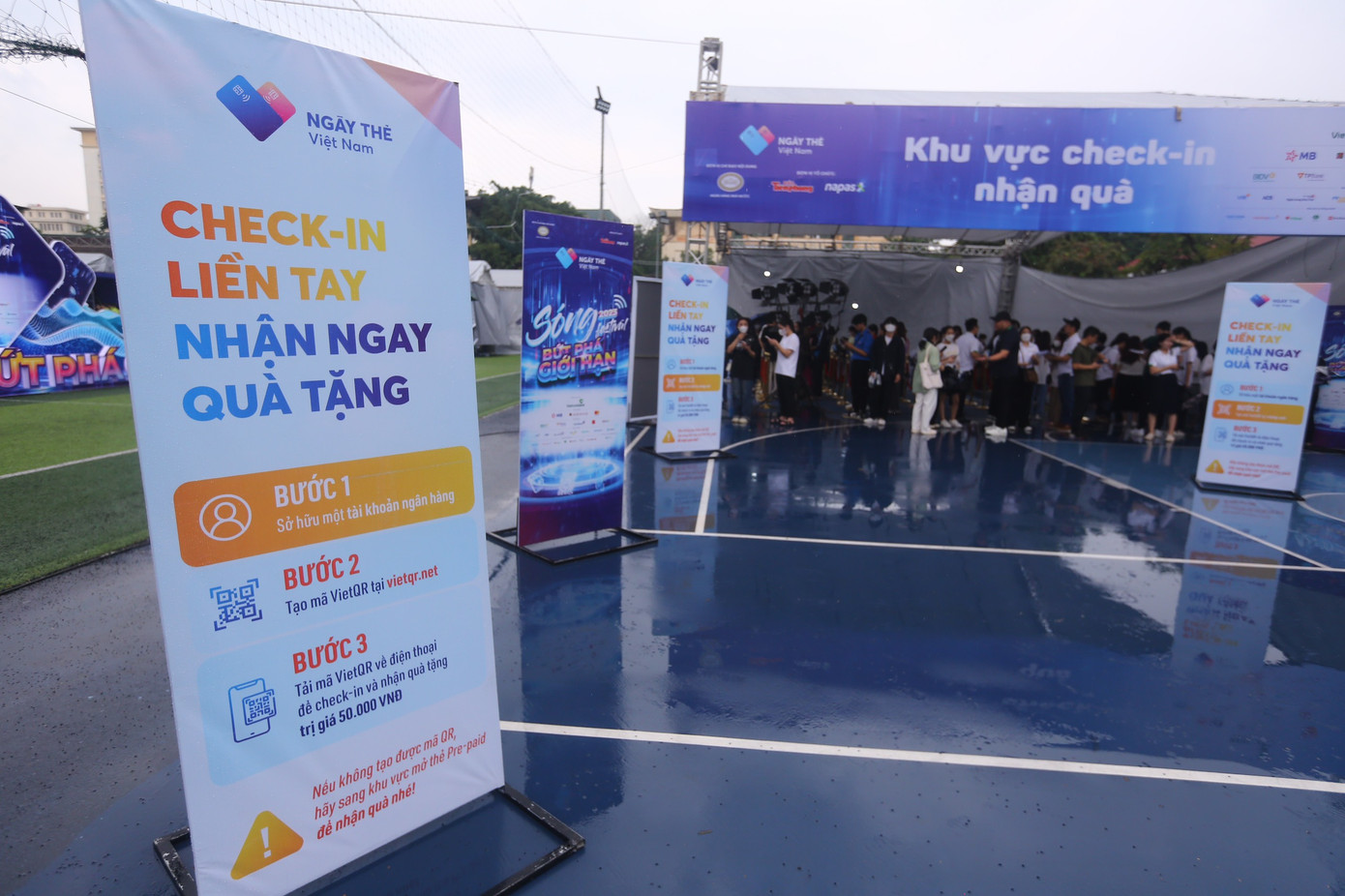 Khu vực check-in nhận quà được ban tổ chức dành vị trí nổi bật, dễ nhận biết, đặt ngay tại lối vào cổng chính sự kiện. Khu vực check-in nhận quà được ban tổ chức dành vị trí nổi bật, dễ nhận biết, đặt ngay tại lối vào cổng chính sự kiện.
