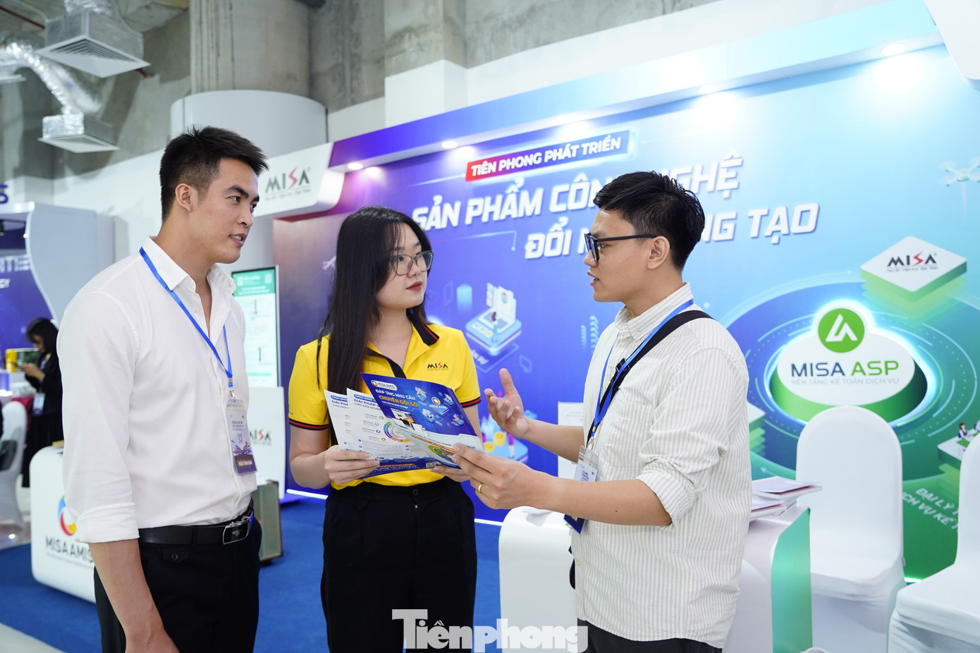 Cùng với các “đại bàng” công nghệ toàn cầu, triển lãm có sự góp mặt của những doanh nghiệp công nghệ, khởi nghiệp tiêu biểu trong nước; như giải pháp giải quyết vấn đề nguồn lực kế toán chất lượng cao cho doanh nghiệp nhỏ, siêu nhỏ, hộ kinh doanh (MISA ASP); akaBot - giải pháp tự động hóa quy trình với trợ lý robot ảo (RPA) từ FPT…