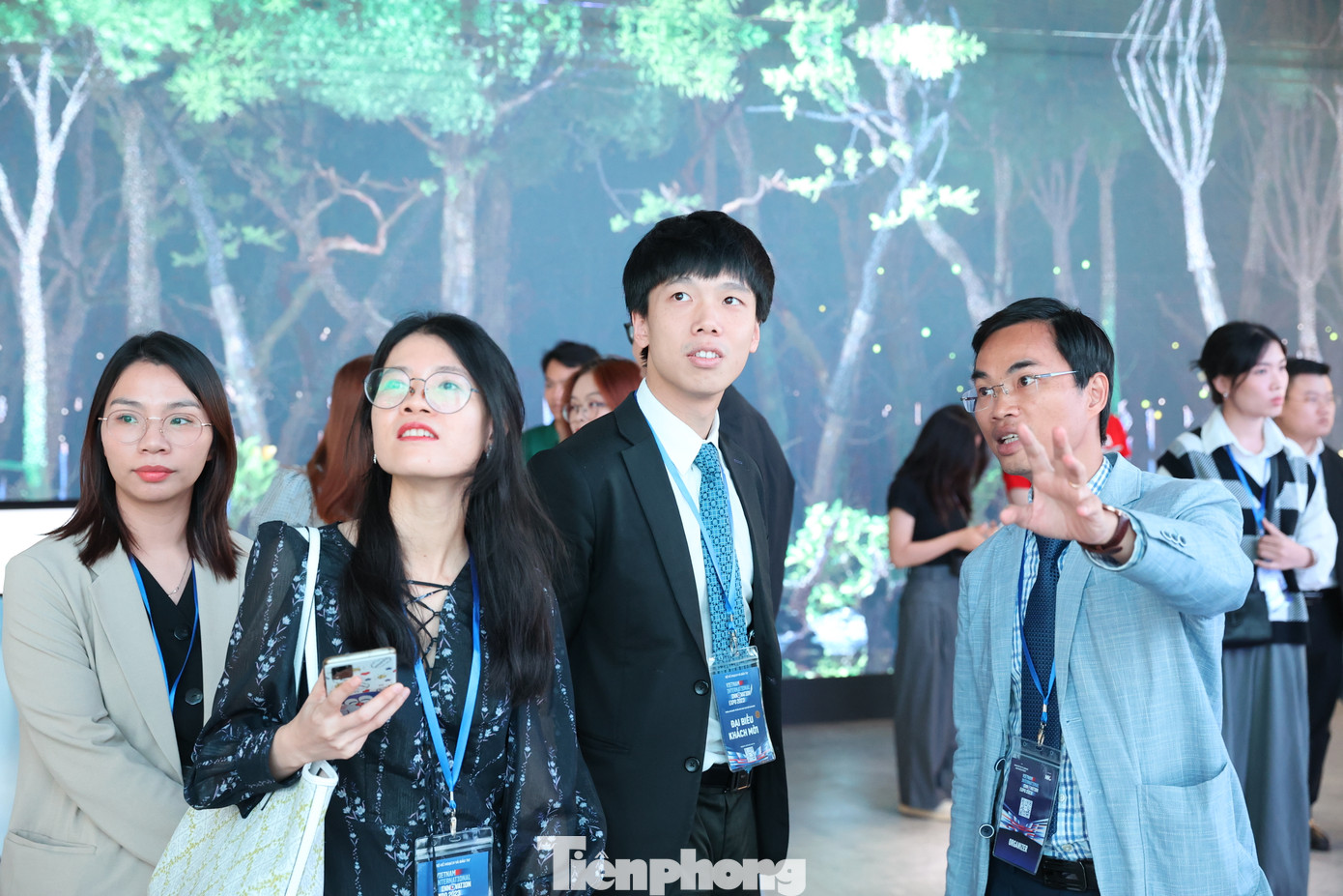 Đến với VIIE 2023, khách tham dự trực tiếp được chiêm ngưỡng bức tranh công nghệ tương lai đến từ 200 gian hàng của các doanh nghiệp công nghệ đổi mới sáng tạo hàng đầu trong và ngoài nước, như Viettel, VNPT, Sovico, Masan, Becamex, VinFast, CT Group, Mobifone; các doanh nghiệp công nghệ đổi mới sáng tạo hàng đầu trên thế giới như SK, Samsung, SpaceX, Google, Meta, Intel, Signify, John Cokerill, và các doanh nghiệp khởi nghiệp tiêu biểu…