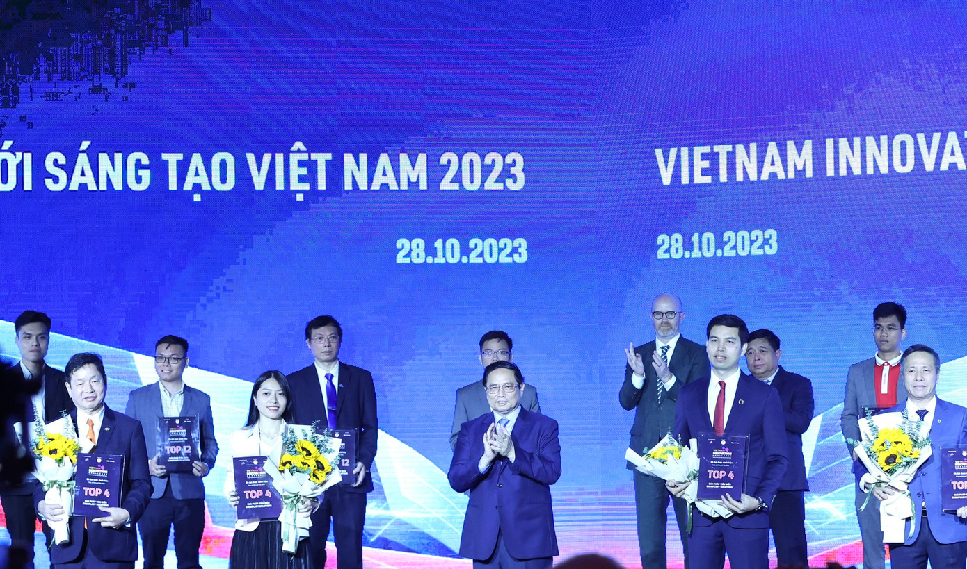 Top 4 giải pháp được vinh danh: oneSME của VNPT; FPT akaBot của FPT IS; MISA AMIS của MISA; tiết kiệm năng lượng của Benkon. Ảnh: Trọng Tài