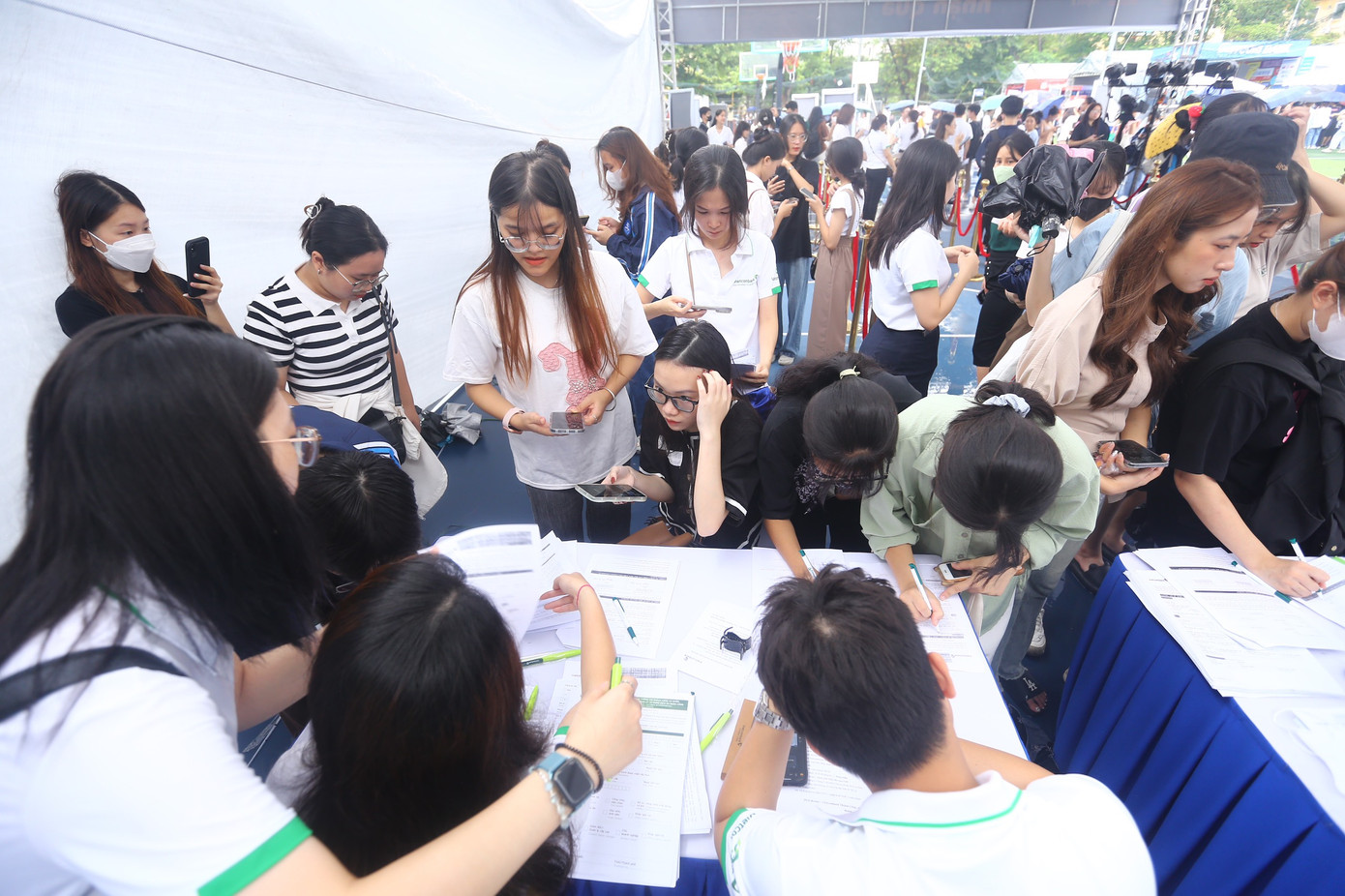 Để nhanh chóng nhận quà từ ban tổ chức, người tham dự nên chuẩn bị sẵn mã VietQR, nhận quà tặng 50.000 đồng chỉ qua 1 lượt quét. Để nhanh chóng nhận quà từ ban tổ chức, người tham dự nên chuẩn bị sẵn mã VietQR, nhận quà tặng 50.000 đồng chỉ qua 1 lượt quét.