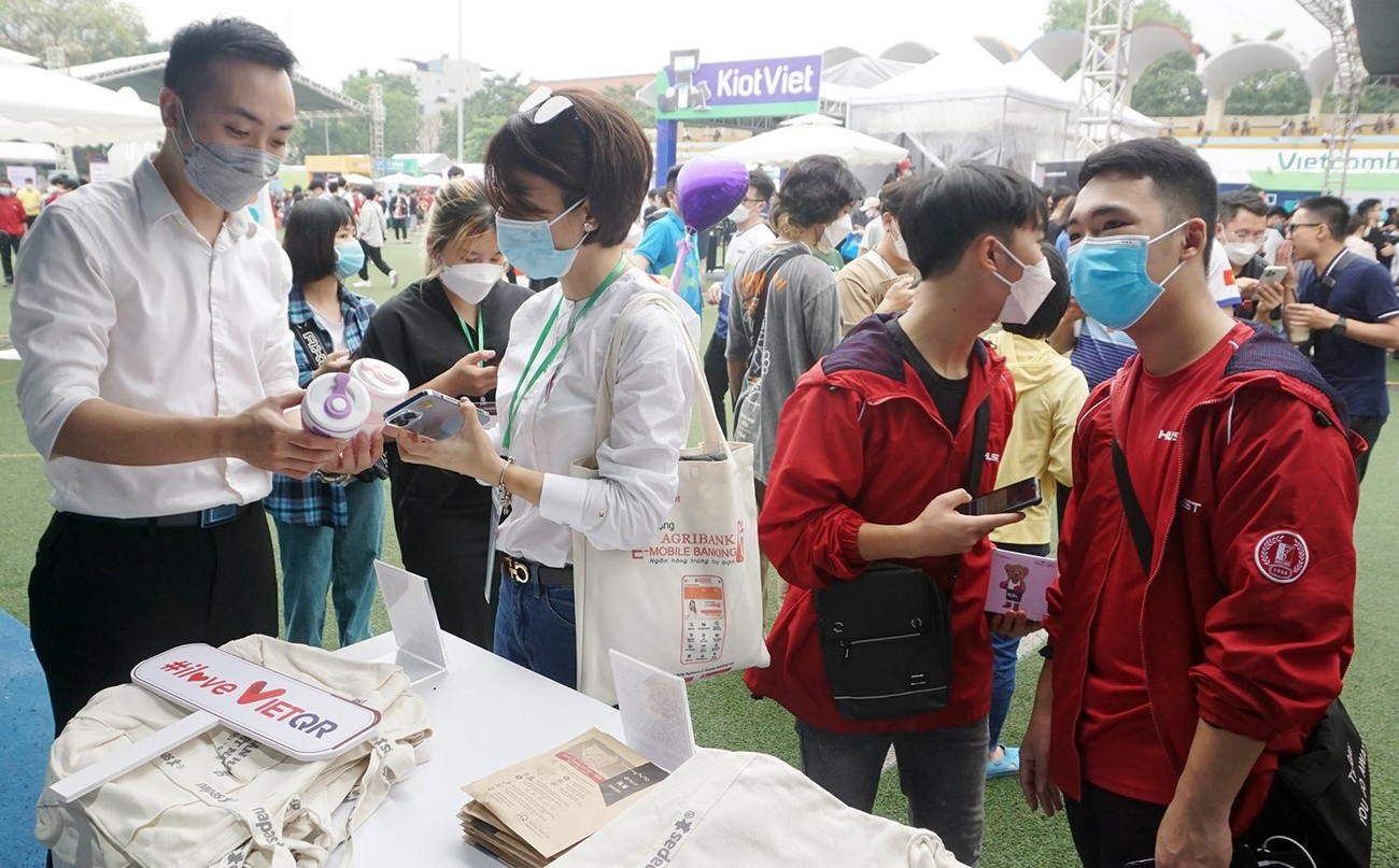 Người tham dự có cơ hội trúng xe máy Vision, laptop Dell, tai nghe Airpods hoặc nhận chuyển khoản 1 triệu đồng qua VietQR
