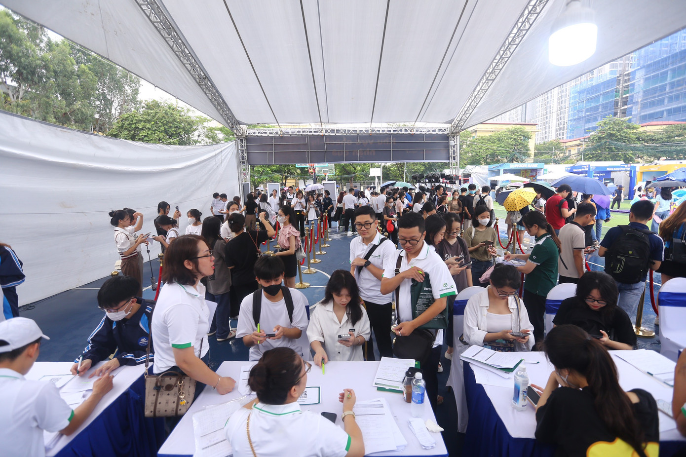 Bất chấp cơn mưa trong buổi sáng sớm, hàng trăm lượt bạn trẻ đã check-in nhận quà. Quy trình check-in tạo tối đa sự tiện lợi, nhanh chóng, khi ban tổ chức phân 2 luồng riêng biệt cho người đã có và chưa có tài khoản ngân hàng. Người chưa có tài khoản sẽ được hướng dẫn tạo tài khoản online, hoặc hỗ trợ mở tài khoản tại chỗ, với sự hỗ trợ của eKYC. Bất chấp cơn mưa trong buổi sáng sớm, hàng trăm lượt bạn trẻ đã check-in nhận quà. Quy trình check-in tạo tối đa sự tiện lợi, nhanh chóng, khi ban tổ chức phân 2 luồng riêng biệt cho người đã có và chưa có tài khoản ngân hàng. Người chưa có tài khoản sẽ được hướng dẫn tạo tài khoản online, hoặc hỗ trợ mở tài khoản tại chỗ, với sự hỗ trợ của eKYC.