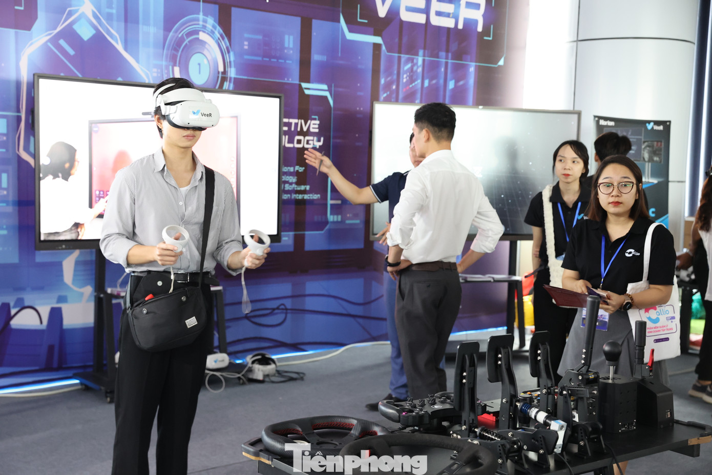 Các gian hàng giới thiệu và quảng bá các sản phẩm, giải pháp công nghệ tiên tiến xoay quanh 8 lĩnh vực trọng tâm của NIC, bao gồm: Nhà máy thông minh, đô thị thông minh, nội dung số, an ninh mạng, công nghiệp bán dẫn, công nghệ môi trường, công nghệ hydrogen và công nghệ y tế, cho tới những khu trải nghiệm công nghệ hiện đại đa giác quan, nơi các sản phẩm và ứng dụng công nghệ được trình diễn sống động: Không gian xanh Eco Valley, đường hầm ánh sáng và thành phố đổi mới sáng tạo.