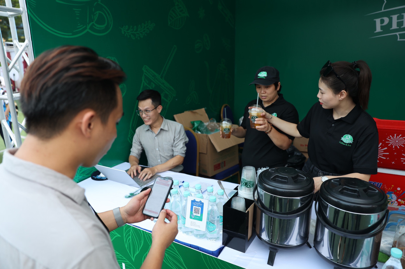 Bật mí thú vị, rất nhiều sản phẩm, đồ ăn, thức uống tại sự kiện được bán với giá ưu đãi, chỉ có tại Ngày thẻ Việt Nam 2023 - Sóng Festival. Bật mí thú vị, rất nhiều sản phẩm, đồ ăn, thức uống tại sự kiện được bán với giá ưu đãi, chỉ có tại Ngày thẻ Việt Nam 2023 - Sóng Festival.