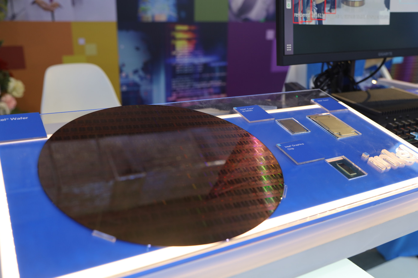 Intel giới thiệu tới người tham dự triển lãm các sản phẩm mới mang lại hiệu suất vượt trội cho trung tâm dữ liệu, tiết kiệm năng lượng, bảo mật, hỗ trợ tính năng AI mới.