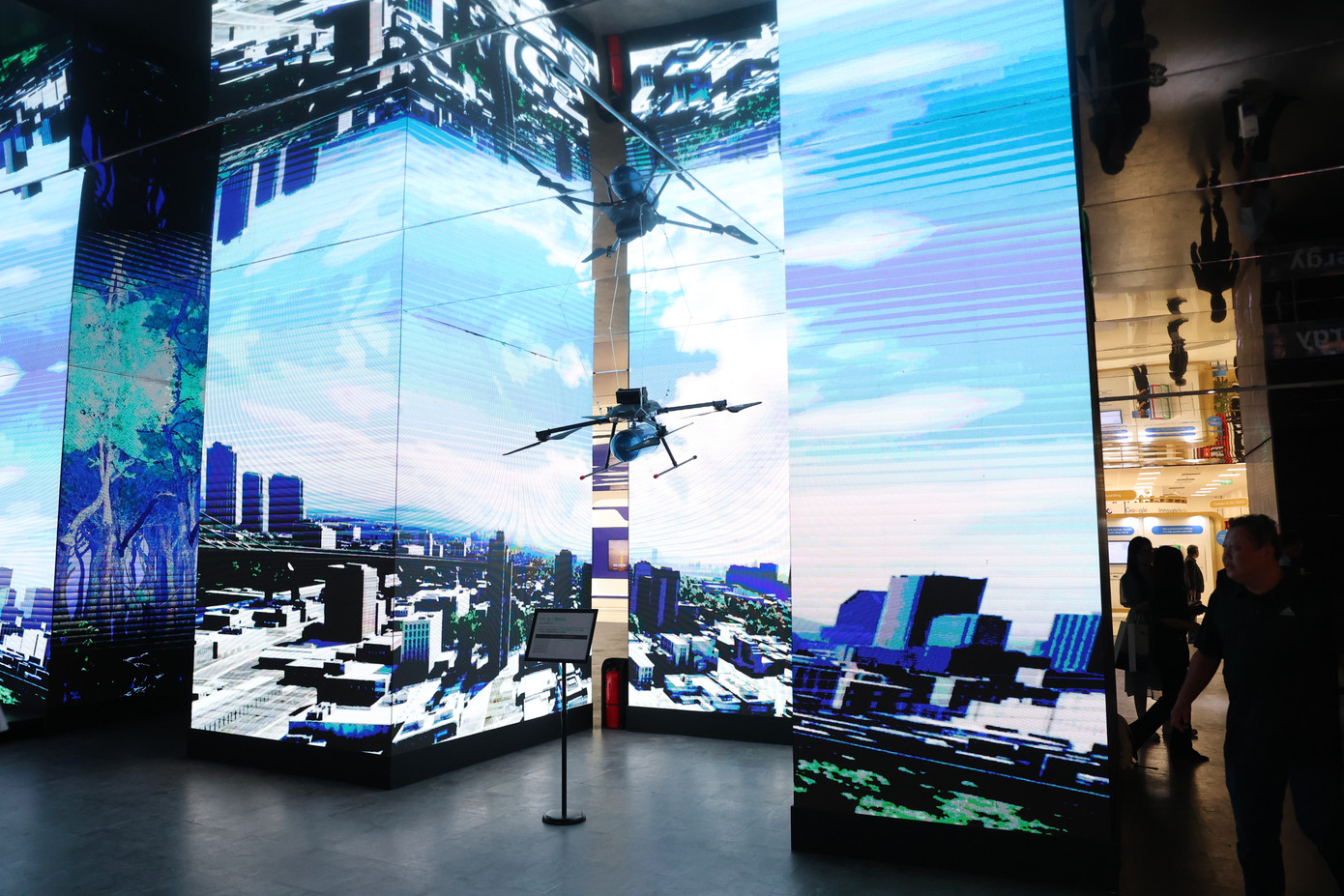 SK mang drone (máy bay không người lái) tới triển lãm.