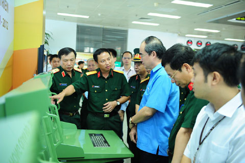 Giới thiệu các sản phẩm công nghiệp quân sự với Phó Thủ tướng Nguyễn Thiện Nhân