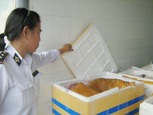 Lô thịt heo rừng giả bị Trạm Kiểm dịch động vật Thủ Đức bắt quả tang (da heo được tân trang lại cho giống với heo rừng). Ảnh: Hoàng Việt