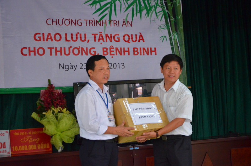 Phó Tổng Biên tập báo Tiền Phong, ông Trần Thanh Lâm (phải) trao quà của báo tới Trung tâm.