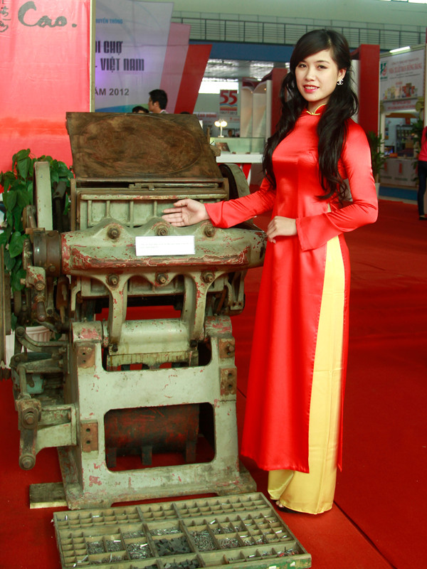 Khu trưng bày hiện vật truyền thống của ngành ngành Xuất bản – In – Phát hành sách Việt Nam thu hút các bạn trẻ chụp hình. Khu trưng bày hiện vật truyền thống của ngành ngành Xuất bản – In – Phát hành sách Việt Nam thu hút các bạn trẻ chụp hình