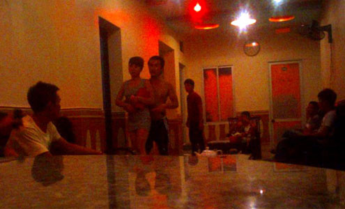 Khách ngồi ngoài hành lang một nhà nghỉ ở Đồ Sơn để chọn những cô gái ưng ý.