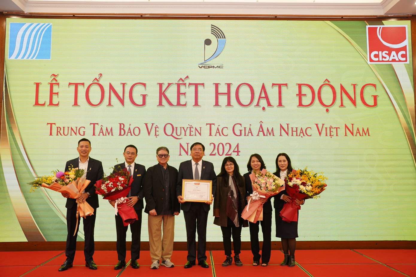 Hội Nhạc sĩ Việt Nam tặng bằng khen cho VCPMC và giám đốc Đinh Trung Cẩn vì những thành tích đã đạt được trong năm. Ảnh BTC Hội Nhạc sĩ Việt Nam tặng bằng khen cho VCPMC và giám đốc Đinh Trung Cẩn vì những thành tích đã đạt được trong năm. Ảnh BTC