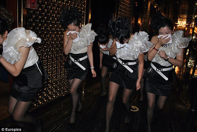 Thao tác bịt mũi và chạy khi khói lan rộng . Thao tác bịt mũi khi khói lan rộng